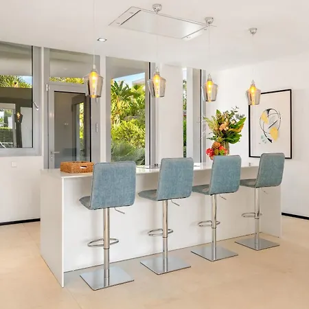 Vacation I Finesse, Luxury Villa, Golden Mile, Swimming-pools, Sauna, Spa, Gym, Minutes From Golfs And Beaches Villa *