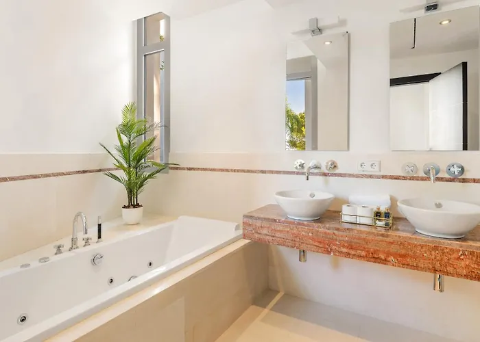 Vacation I Finesse, Luxury Villa, Golden Mile, Swimming-pools, Sauna, Spa, Gym, Minutes From Golfs And Beaches Willa Marbella