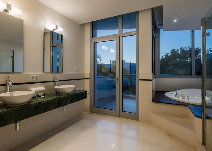 Βίλα Vacation I Finesse, Luxury Villa, Golden Mile, Swimming-pools, Sauna, Spa, Gym, Minutes From Golfs And Beaches