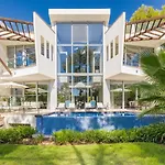 Vacation I Finesse, Luxury Villa, Golden Mile, Swimming-pools, Sauna, Spa, Gym, Gated Community, Minutes From Golfs And Beaches Marbella