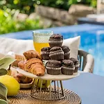 Vacation I Finesse, Luxury Villa, Golden Mile, Swimming-pools, Sauna, Spa, Gym, Gated Community, Minutes From Golfs And Beaches Villa Marbella